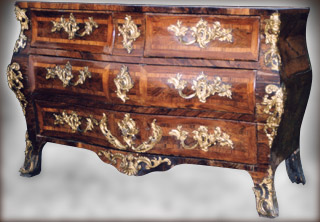 Commode Régence en palissandre estampillée de L. DELAITRE avant restauration