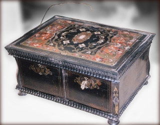 Boite à couture Napoléon III en écaille de tortue, laiton et nacre avant restauration