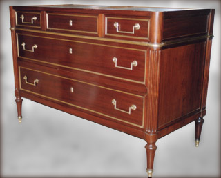 Commode Louis XVI en acajou après restauration