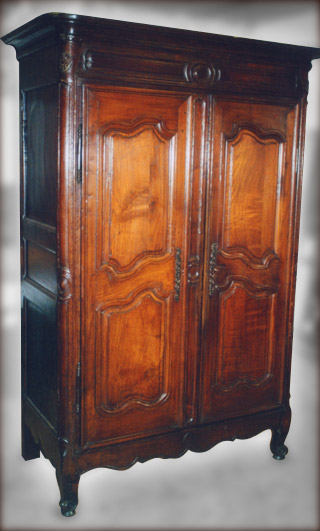 Armoire Louis XV en châtaignier après restauration