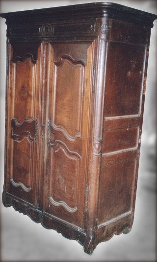 Armoire Louis XV en châtaignier avant restauration